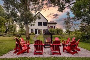 un grupo de sillas rojas y una mesa con chimenea en Lóyly Spa Guesthouse, en Ottawa