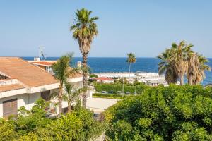 アーチ・カステッロにあるVilla Ortensiaのヤシの木と海のあるリゾートの航空写真