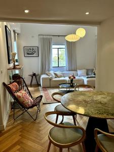 Posezení v ubytování 2BR Sunny Escape by the Beach