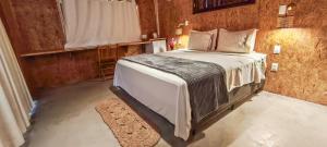 a bedroom with a large bed in a room at Casa Janjão in Icaraí