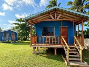 ダンリガにあるSunshine Cabanas At Ocean Viewの青い小さな家 大きなデッキ付