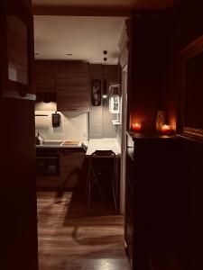 eine Küche mit einem Tisch in der Mitte in der Unterkunft Apartament w sercu Karkonoszy in Jelenia Góra