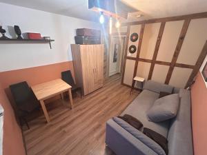 ein Wohnzimmer mit Sofa und Tisch in der Unterkunft Apartament w sercu Karkonoszy in Jelenia Góra