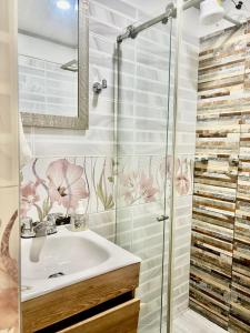 a bathroom with a sink and a shower at Apto-Hotel Villa de Leyva Flor de María con Terraza in Villa de Leyva