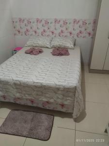 a bedroom with a bed with pink flowers on the wall at Quarto próximo aeroporto, mangueirão, rodoviária, UFPA in Belém