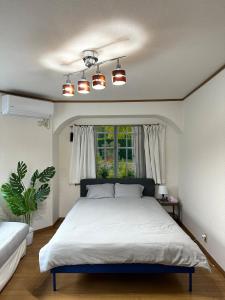 桜の宿 في أوساكا: غرفة نوم بها سرير ونافذة