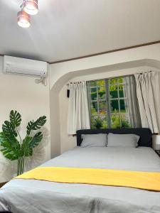 桜の宿 في أوساكا: غرفة نوم بها سرير ونافذة +50 صورة