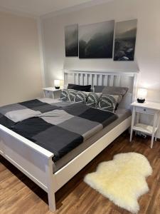 BadbergenにあるModerne Ferienwohnung mit Fachwerkcharmeの大きなベッドと2つのナイトスタンドを備えた寝室