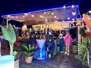 Ein paar Leute stehen nachts auf einem Markt in der Unterkunft House in front of the beach in Cambrils + 33 Fotos