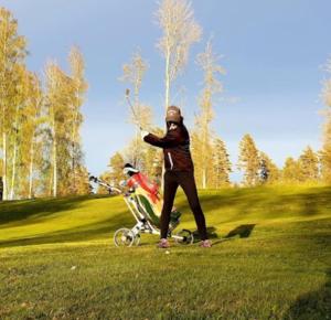 セフレにあるFarmhouse Dalenの男性がベビーカーの横に立っている