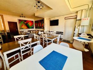 Μια τηλεόραση ή/και κέντρο ψυχαγωγίας στο NW Hotel Nomada +42 φωτογραφίες