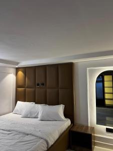 Ένα ή περισσότερα κρεβάτια σε δωμάτιο στο Asokoro Luxury Apartments