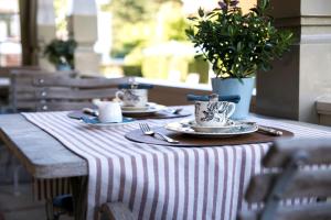 una mesa con dos tazas de té y platillos en ella en Romantik B&B Zonnehuis en De Haan
