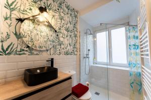 un baño con lavabo y ducha en La casita de Lola by urbanhosting, en Santander