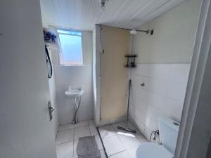 une petite salle de bain avec toilettes et lavabo dans l'établissement Viver Melhor Apartment, à Marituba 43 autres photos