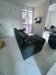 - un salon avec un canapé vert dans l'établissement Viver Melhor Apartment, à Marituba