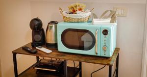 un microondas sobre una mesa en Gli Agrumi di nonna Peppina - Appartamento Arance, en Mondragone