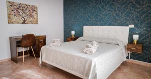 1 dormitorio con 1 cama y escritorio con escritorio en Gli Agrumi di nonna Peppina - Appartamento Arance, en Mondragone