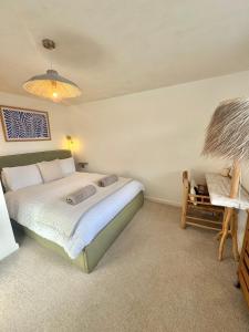 Postel nebo postele na pokoji v ubytování Palms 1 - Wood burner, 5 min walk to beach+parking