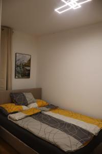 Giường trong phòng chung tại DivčiNova Luna