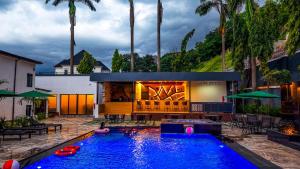 ein Swimmingpool vor einem Haus in der Unterkunft Aurum on Missouri in Abuja