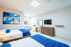 リンコンにあるVilla Cofresiの広いベッドルーム(ベッド2台、ドレッサー付)