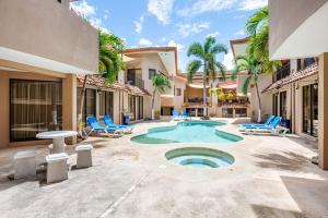 Un patio con piscina en una casa. en The Cove 10 2br Condo Walk To Ocotal Beach, en Ocotal