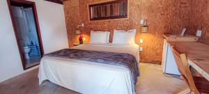 a bedroom with a white bed in a room at Casa Janjão in Icaraí +7 photos