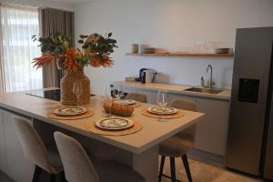 Příslušenství pro přípravu čaje a kávy v ubytování ONE Mambo Number 12 Beach Apartment