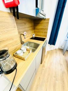 ノッティンガムにあるAvon Stone Apartmentsの小さなキッチン(シンク、カウンター付) +57枚の写真