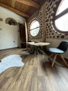 BárdudvarnokにあるŐze Hobbitházのテーブル、椅子、テーブル、窓が備わる客室です。