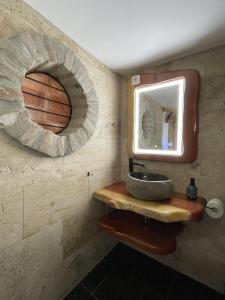 BárdudvarnokにあるŐze Hobbitházの洗面台と鏡のあるバスルーム