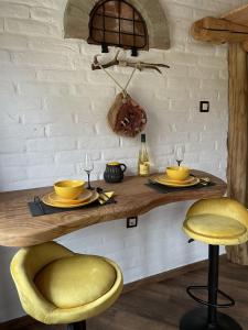 BárdudvarnokにあるŐze Hobbitházのテーブル(黄色い椅子2脚付)とテーブル(眼鏡付) +10枚の写真