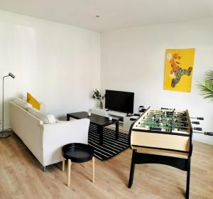 Televiisor ja/või meelelahutuskeskus majutusasutuses L'Évasion Conviviale - Gare - Commerces - Terrasse