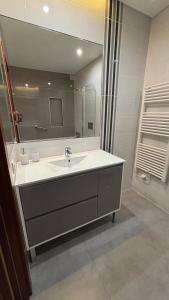 Koupelna v ubytování Grand appartement de standing au cœur de la ville + 32 fotografií