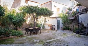 un pequeño patio con mesa y sillas en un edificio en Gli Agrumi di nonna Peppina - Appartamento Arance, en Mondragone