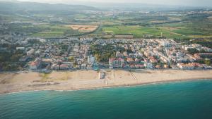 Luftaufnahme eines Strandes und des Meeres in der Unterkunft HolaCamp Sant Salvador in Comarruga