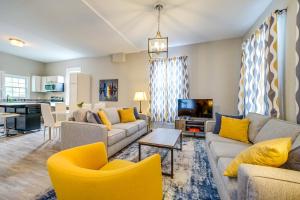 Una sala de estar con dos sofás y un televisor. en Wilmington Getaway Near Riverwalk and Downtown!, en Wilmington