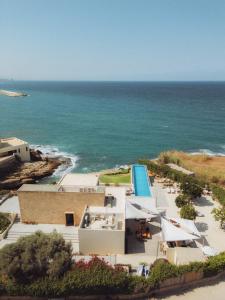 een luchtzicht op een resort en de oceaan bij Zita Fidar in Al Fīdār