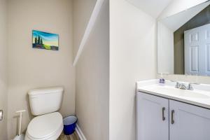 Un baño con inodoro, lavabo y espejo. en Wilmington Getaway Near Riverwalk and Downtown!, en Wilmington 18 fotos más