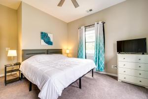 Un dormitorio con una cama y un televisor de pantalla plana. en Wilmington Getaway Near Riverwalk and Downtown!, en Wilmington