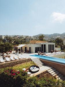 een uitzicht op een villa met zwembad bij Zita Fidar in Al Fīdār