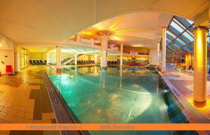 een groot overdekt zwembad in een gebouw bij Gerhards Landhaus in Wagrain