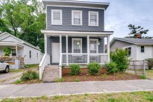 Casa gris con porche y entrada en Wilmington Getaway Near Riverwalk and Downtown!, en Wilmington