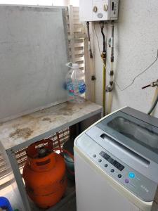 a kitchen with a stove and a bottle of water at Noruega in La Serena