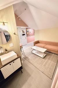 Postel nebo postele na pokoji v ubytování Peninsula Bed & Cocktails