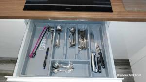 eine Schublade voller silberner Utensilien in einem Schrank in der Unterkunft Bieszczady Apartament Gniazdo Baligród in Baligród + 4 Fotos