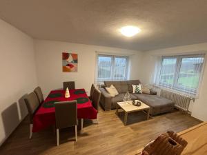 un salon avec une table et un canapé dans l'établissement Prázdninový dům, à Kout na Šumavě