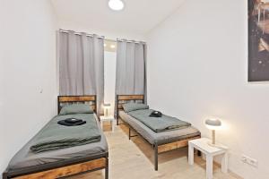 zwei Einzelbetten in einem Zimmer mit Fenster in der Unterkunft PF04 Großzügiges City Apartment für Monteure - LS Crew Comfort DIE Adresse für Monteure in Pforzheim