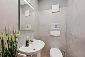 ein Badezimmer mit einem weißen Waschbecken und einer Toilette in der Unterkunft PF04 Großzügiges City Apartment für Monteure - LS Crew Comfort DIE Adresse für Monteure in Pforzheim